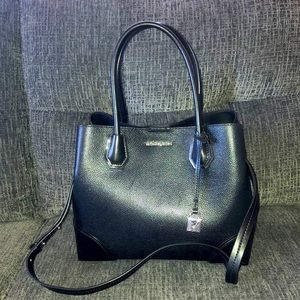 NWT Beautiful black leather Mercer Gallery purse